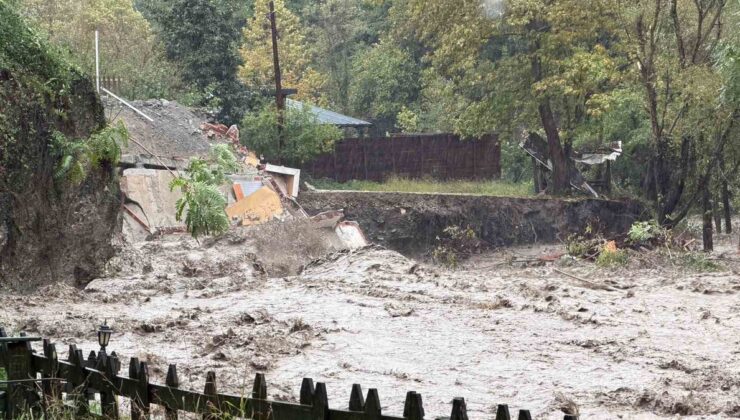 Sakarya Sapanca’da sel suları dere kenarındaki boşaltılan evi yıktı