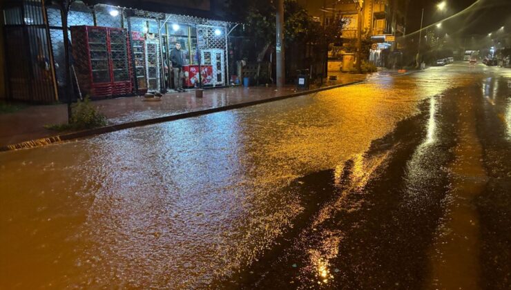 Sakarya’da sağanak Kaynarca’da iş yerlerini su bastı, Karasu’da sele dönüştü