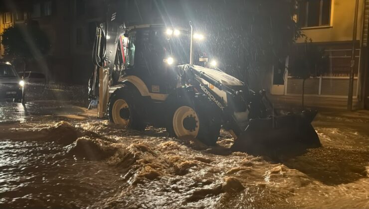 Sakarya’nın Karasu ilçesinde sağanak cadde ve sokakları suyla kapladı, rögarlar taştı