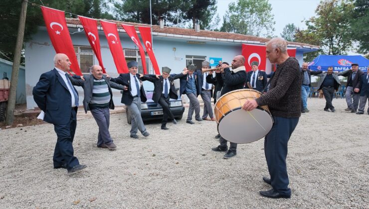 Samsun Bafra Eldavut’ta Cumhuriyet Bayramı’nın 103. yıl dönümü davul zurnayla kutlandı