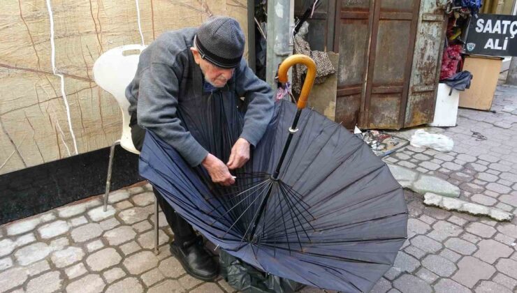 Samsun’da 97 yaşındaki şemsiye tamircisi, hastalığına rağmen tezgaha döndü! Komşusu 1 saat yalvarmış