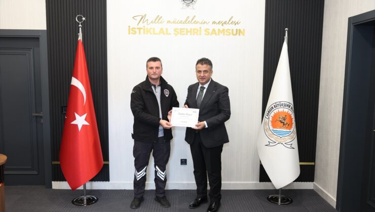 Samsun’da çocuğu tramvaydan kurtaran güvenlik görevlisine ikramiye verildi