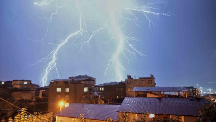 Samsun’da peş peşe çakan şimşekler görüntülendi, 30 dakika yağmur etkili oldu