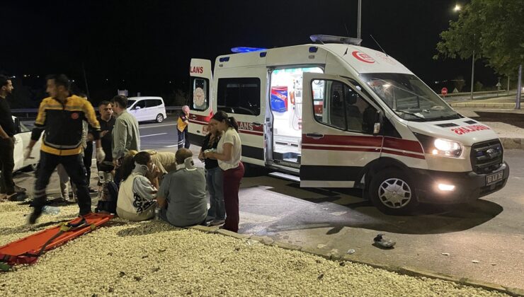 Şanlıurfa Karaköprü’de iki araç çarpıştı, 4 yaralı hastaneye kaldırıldı
