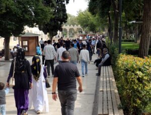Şanlıurfa’da 25 dereceyi aşan sıcakta ziyaretçiler Balıklıgöl’e akın etti