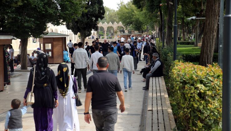 Şanlıurfa’da 25 dereceyi aşan sıcakta ziyaretçiler Balıklıgöl’e akın etti