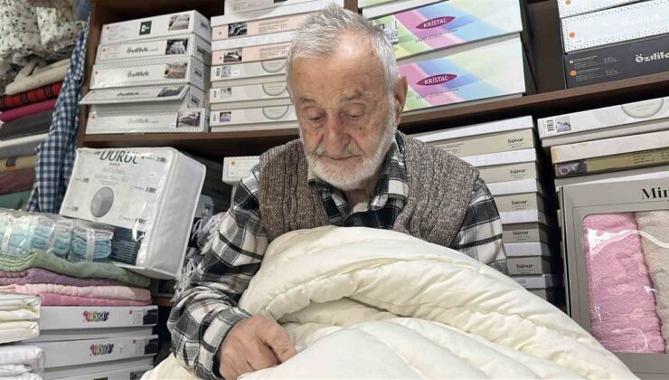 Sapanca’da 93 yaşındaki Yastıkçı Dede, yorgancılığı 3 kuşakla sürdürüyor