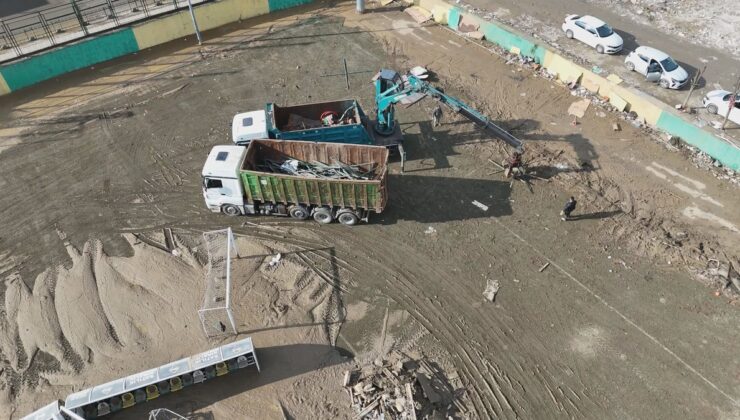Sarıyer’de yıkılan Ayazağa Atatürk Stadı’nın enkazı selin 6. gününde kaldırılıyor