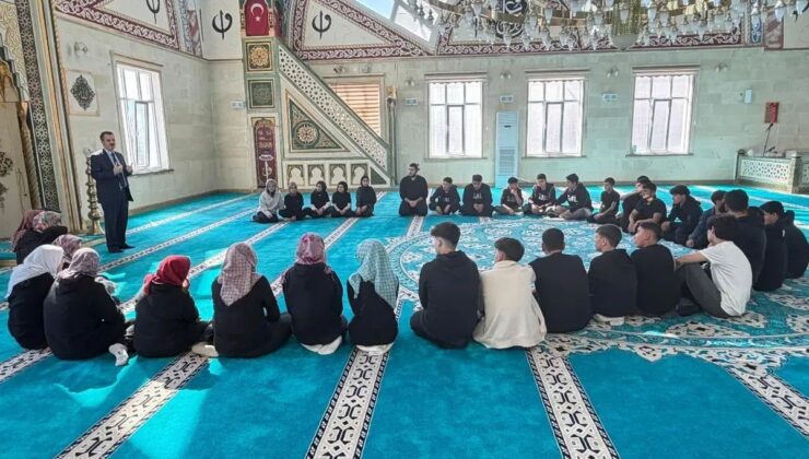 Selendi’de gençler, Cami-Gençlik Buluşması’nda Müftü Derviş Makas’la buluştu