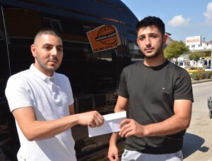 Serik’te yoldan topladığı 3 bin 300 lirayı servis şoförü sahibine teslim etti