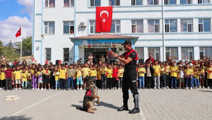 Siirt Baykan’da jandarma, 600 öğrenciye trafik ve siber güvenlik eğitimi verdi