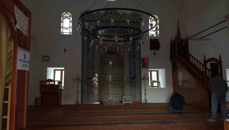 Simav’daki Nasuhağa Camii, 1789’dan günümüze taş işçiliğiyle ulaştı