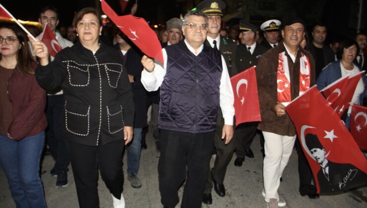 Sinop’ta Cumhuriyet’in 103. yıl dönümünde fener alayı Tarihi Cezaevi önünden yürüdü