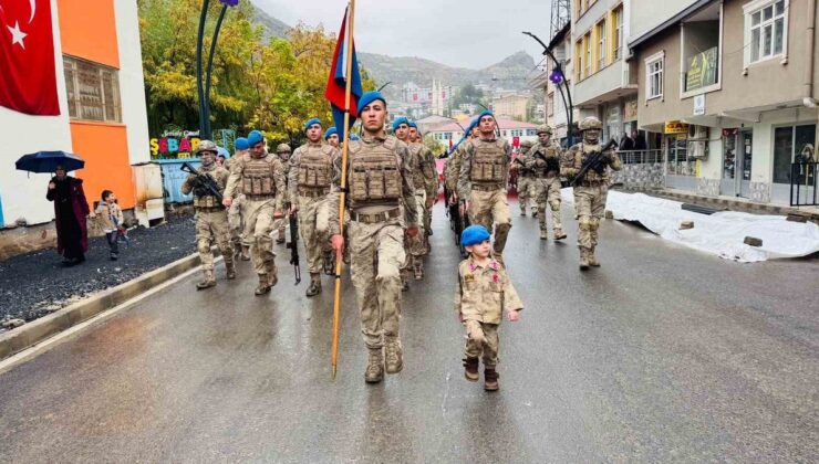 Şırnak Beytüşşebap’ta küçük çocuk yağmurda 5 kilometre askerlerin geçişine eşlik etti