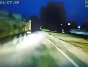 Şırnak’ta TIR’ın dorsesi yolcu otobüsünün üzerine kaydı! Kaza anı kamerada: Şoför hayatını kaybetti, 14 yaralı