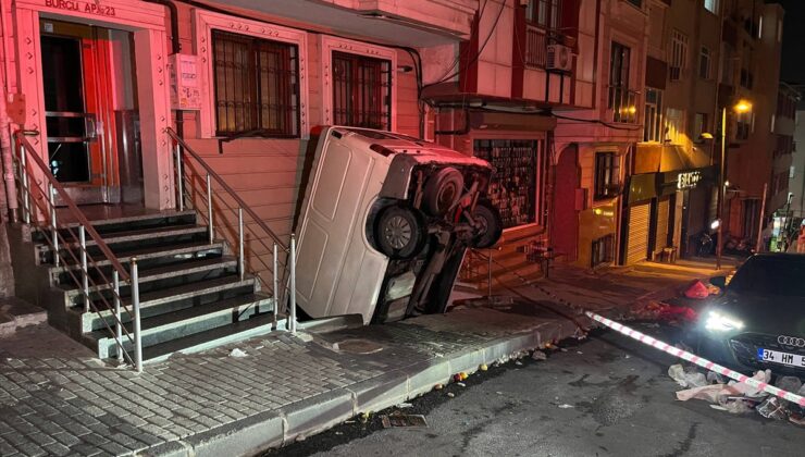 Şişli’de kontrolden çıkan panelvan apartman boşluğuna düştü, sürücü yaralandı