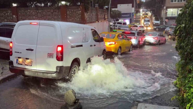 Şişli’de sağanak ve fırtına yolları göle çevirdi, araçlar suda mahsur kaldı