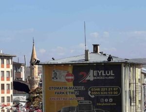 Sivas Dikilitaş’ta 5 katlı binanın çatısında çalışan işçiler güvenlik önlemi almadı
