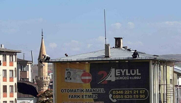 Sivas Dikilitaş’ta 5 katlı binanın çatısında çalışan işçiler güvenlik önlemi almadı