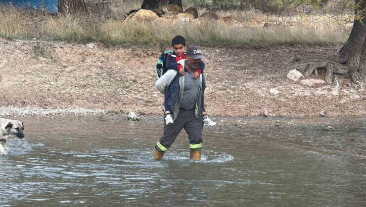 Sivas Kangal’da baba özel ihtiyaçlı çocuğunu yıkılan köprü nedeniyle sırtında taşıyor