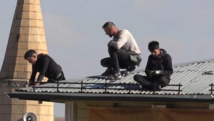 Sivas’ta 5 katlı binanın çatısında oluk tamir eden işçiler güvenlik önlemi almadı
