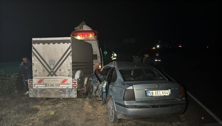 Sivas’ta tarım işçilerini taşıyan minibüsle otomobil çarpıştı, 2 kişi yaralandı