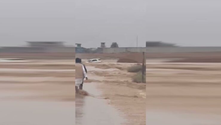 Suriye’nin Rakka vilayetinde selde bir kişi öldü, ailenin aracı sürüklendi