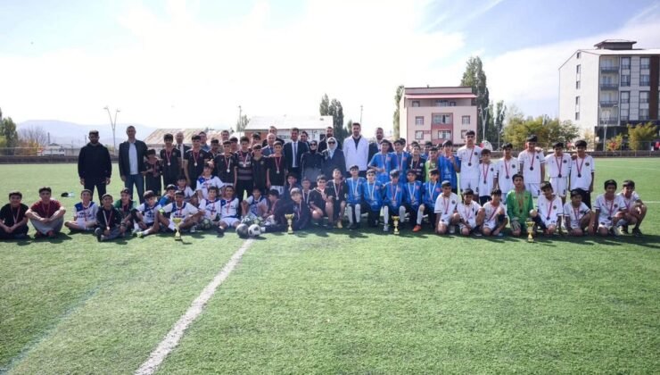 Taşlıçay’da Cumhuriyet Kupası’nı Yavuz Selim Ortaokulu 5-2’lik skorla kazandı