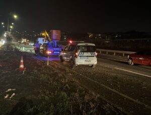Tekirdağ’da otomobil refüj ve aydınlatma direklerine çarptı, sürücü ağır yaralandı