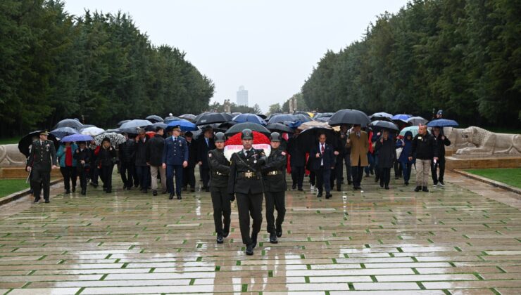 TEMAD üyeleri Astsubaylar Günü’nde Anıtkabir’i ziyaret edip mozoleye çelenk koydu