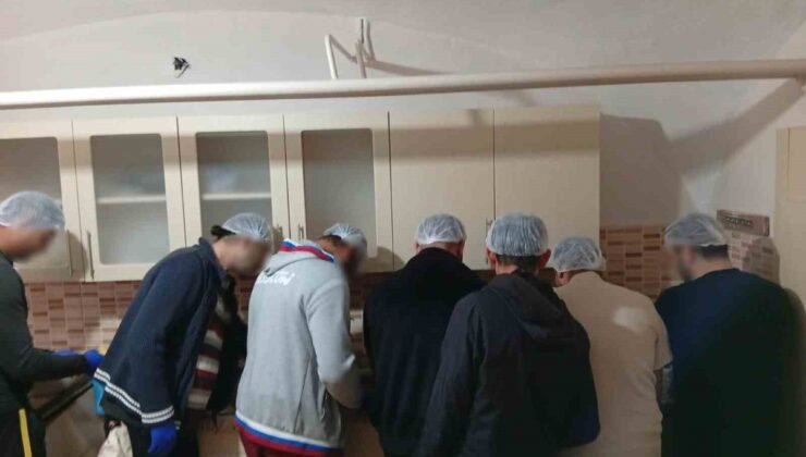 Topluma böyle kazandırılıyorlar! Hükümlülere sofralık zeytin yapımı öğretildi