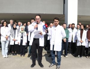 Trabzon’da sağlık çalışanları ve tıp öğrencileri Gazze için Farabi önünde toplandı