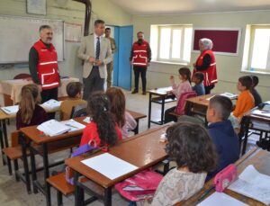Türk Kızılay Muş Şubesinden öğrencilere giyim ve kırtasiye malzemesi desteği