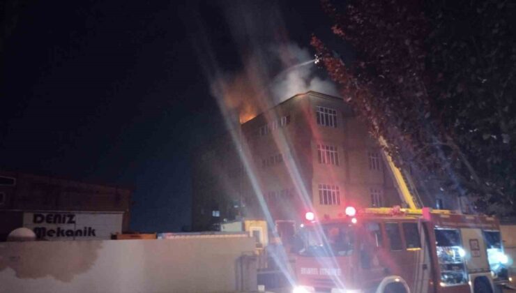 Tuzla’da gece yarısı korkutan yangın! Ayakkabı fabrikasının çatı katı alevlere teslim oldu