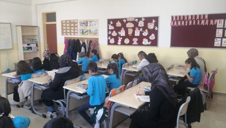 Ulaş İlkokulu 3/B öğrencileri, ‘Ailemle Eğitim Yolculuğu’nda aileleriyle kitap okudu