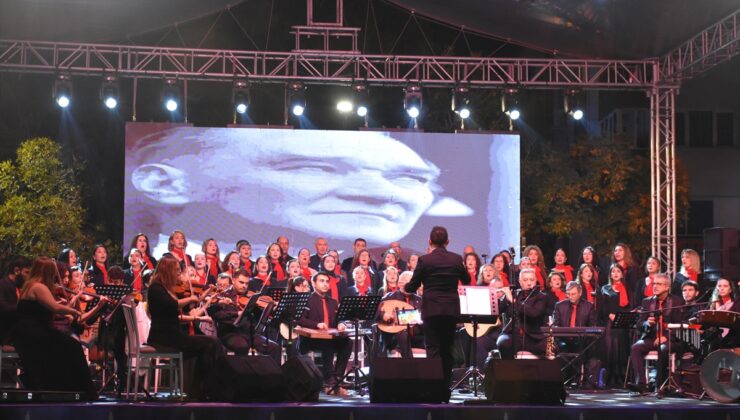 Uluslararası Buca Orkestrası ve Korosu, İzmir’de Cumhuriyet’in Sesi konserini verdi