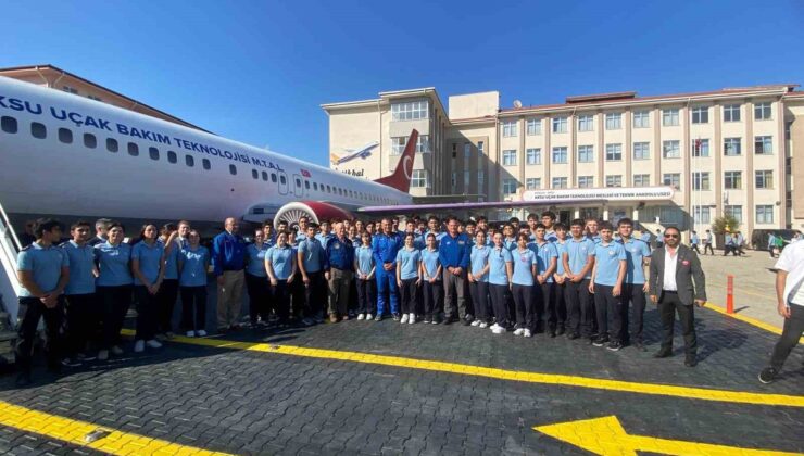 Uzay kongresi kapsamında 4 astronot, Aksu’daki uçak okulunda öğrencilerle buluştu.