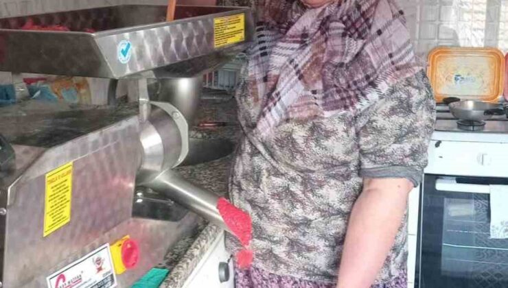 Uzunköprü Kaymakamlığı SYDV Yağmurca köyündeki kadınlara salça makinesi desteği verdi