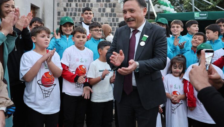 Vali Gökmen Çiçek’e Yeşilay’dan büyük onur: Üstün hizmet madalyası ile ödüllendirildi