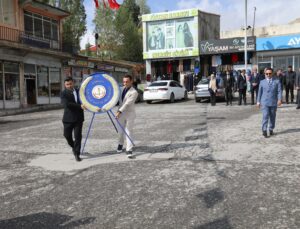 Van Başkale’de İlköğretim Haftası, çelenk sunumu ve şiirlerle kutlandı