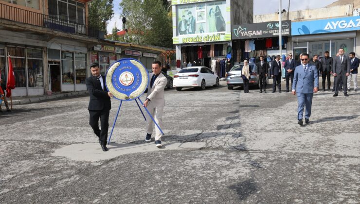 Van Başkale’de İlköğretim Haftası, çelenk sunumu ve şiirlerle kutlandı