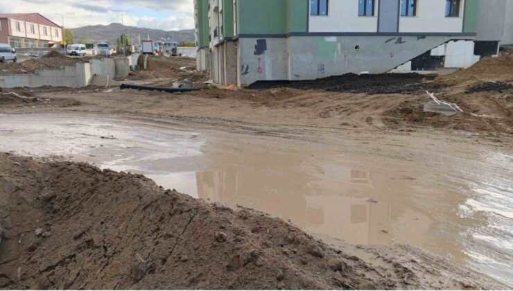 Van Muradiye’de inşaat okul yolunu çamura çevirdi, yüzlerce öğrenci mağdur oldu