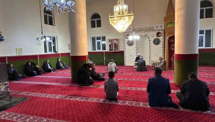 Van Özalp’te cami cemaati sabah namazında buluştu, çorba ve kahvaltı ikram edildi