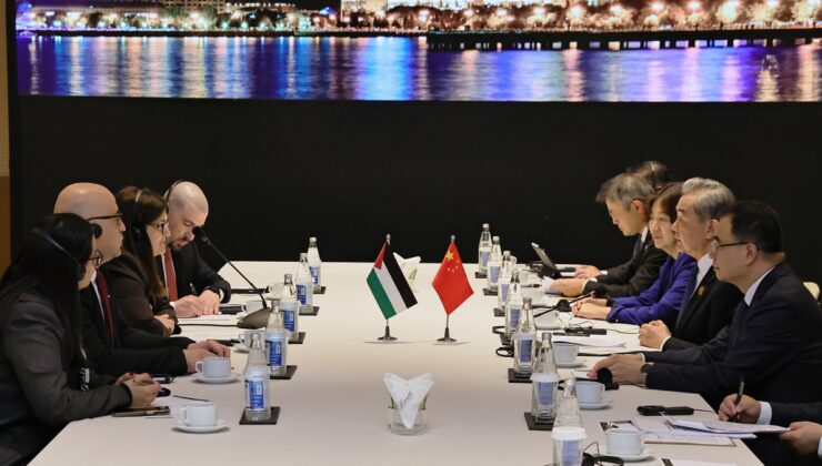 Wang Yi, Bakü’de Ağabekyan ile Gazze’deki 2 milyon Filistinliyi gündeme getirdi