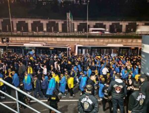 Yaklaşık 2400 Fenerbahçe taraftarı 31 otobüsle RAMS Park’a gelip tribünde yerini aldı