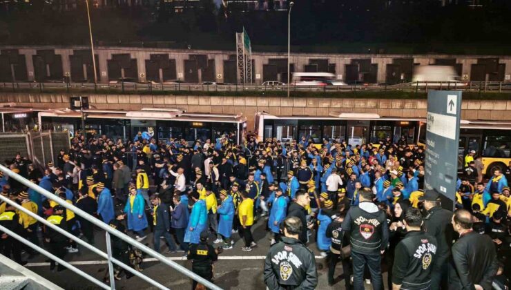 Yaklaşık 2400 Fenerbahçe taraftarı 31 otobüsle RAMS Park’a gelip tribünde yerini aldı