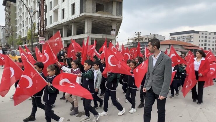 Yüksekova’da 29 Ekim Cumhuriyet Bayramı 110 metrelik dev bayrakla kutlandı