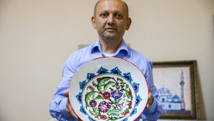 Yüzde 52 bedensel engelli Gürkan Güngör, Fethiye’de yaklaşık 20 yıldır çini üretiyor