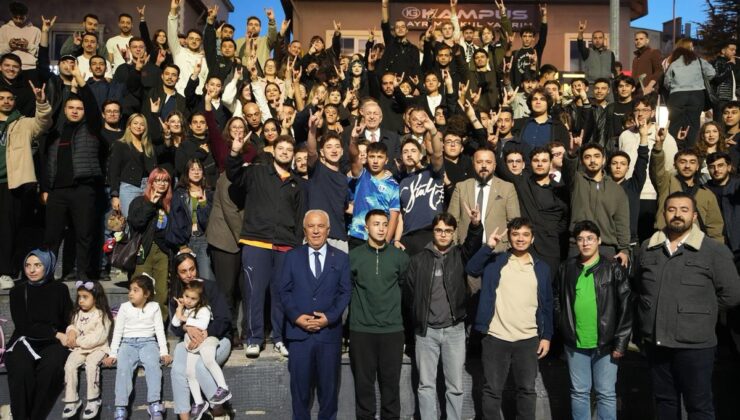 Zafer Partisi Genel Başkanı Özdağ, Denizli’de esnafla görüşüp gençleri dinledi