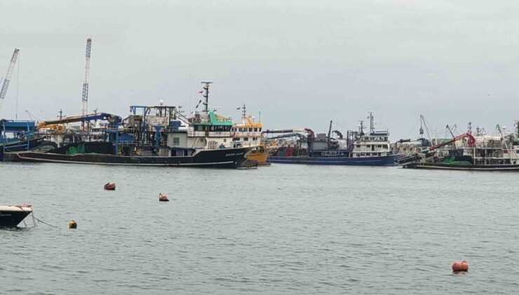 Zonguldak Ereğli’de olumsuz hava balıkçılığı durdurdu, trol gemileri limana sığındı